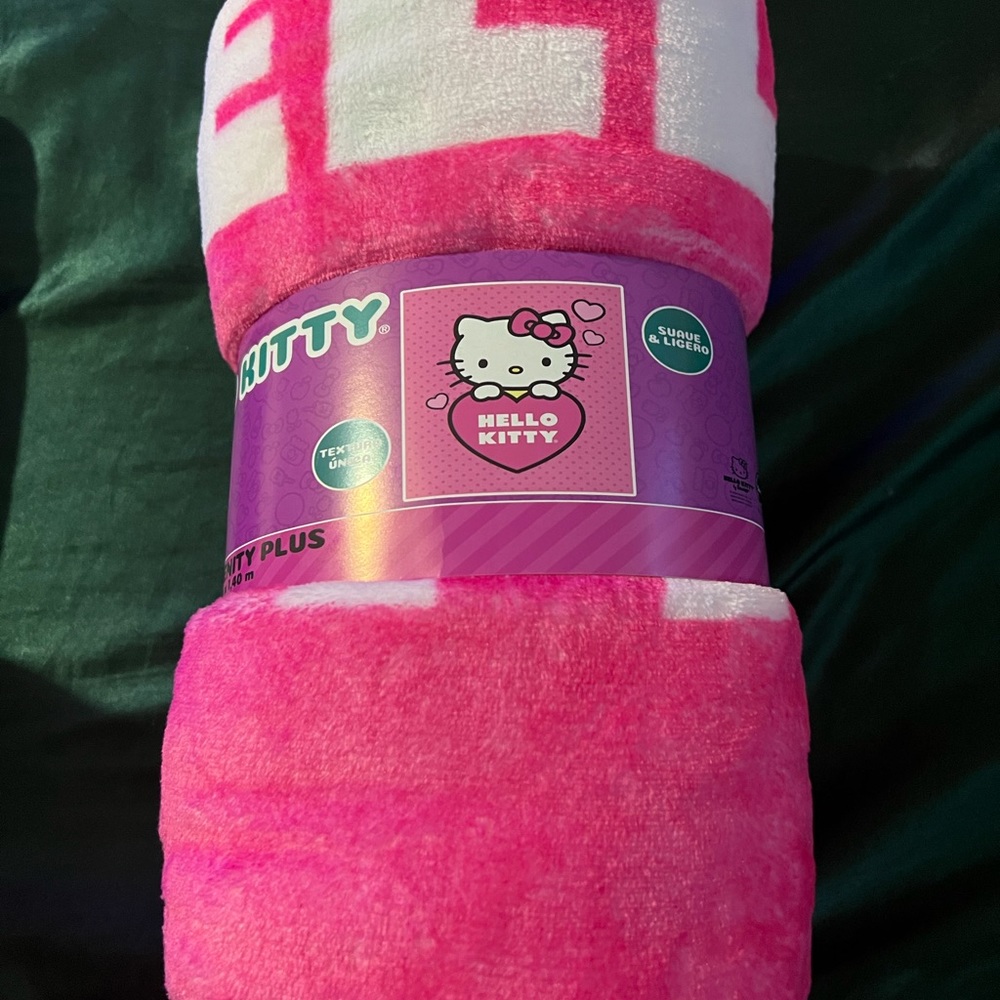 Hello Kitty Throw - Picture 3 of 4